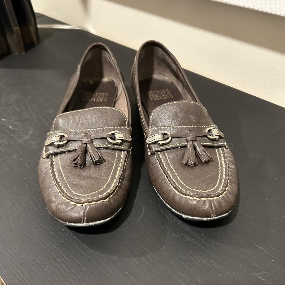 5/$40 MOOTSIES TOOTSIES BROWN LEATHER SLIP-ON CASUAL LADIES 8.5 SHOES
